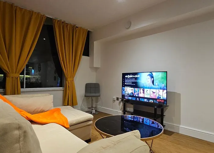Glamorous Apartment At Christchurch Park